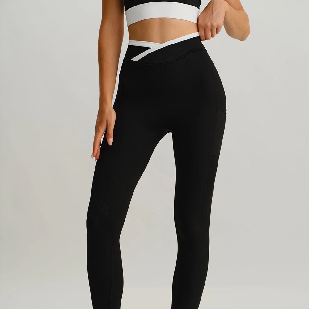 Black Leggings w/Contrast Stitching - NWT